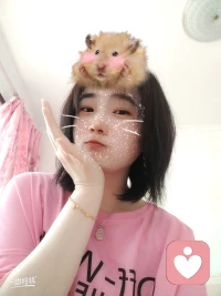 那么多的人中年婚变，可真的那个人就那么在乎你吗？要知道，人在婚姻当中新鲜感褪去，持续的，永久的，是互相的支持与包容，甚至是维护，还有责任与担当。在这个家里，这个人承担着你妻子的角色，他能够承担得起对孩子的责任，对老人的赡养义务以及担当。你们更像是互相一起奋勇的战士。虽然新鲜感褪去，爱情平淡，但无论怎样转换为亲情的爱情才是最顶级的真情。配图