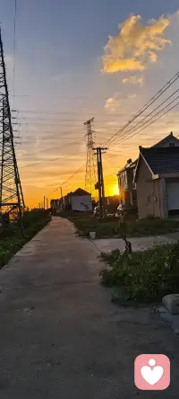 一家人和睦相处，做什么事都顺利；和邻居友好往来，生活也少烦恼。配图
