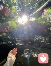 希望我们女人都不要有年龄焦虑，
也不要执着于白幼瘦，
年轻有年轻的稚嫩美，
但也不妨碍你40岁了依然很漂亮！

你要记住，
你的漂亮不是因为你看起来年轻，
而是因为你本就很美，
即使到了80岁也是漂亮女人。
​
​配图