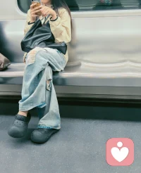 如何去“允许”自己。


越来越觉得，人的一生，其实就是一个不断给予自己“允许”的过程。


我们要允许自己“断电”。

别再因为周末睡了个懒觉，或者发呆了一个下午就责怪自己虚度光阴。松弛不是堕落，它是为了让你下一次更好地弹跳。允许自己无所事事，也是一种高级的自我修复。


我们也要允许自己“被爱”。

很多时候，别人对我们好，我们第一反应不是感动，而是恐慌：“我配吗？”“他图什么？”试着放下这种防御。允许自己坦然接受别人的喜欢和馈赠，承认自己值得被温柔以待，这本身就是一种巨大的成长。


我们还要允许自己“孤独”和“受伤”。

当你选择了一条少有人走的路，注定会面对冷清，当你敞开心扉去爱，注定会有受伤的风险，别把这些当成世界末日，允许这些糟糕的情绪存在，但不要被它们吞噬。配图