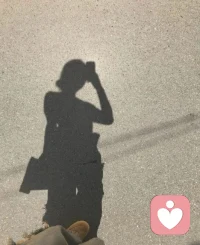 一段关系若是开端就模模糊糊，没有明确的心意，没有笃定的奔赴，带着犹豫、试探与敷衍勉强拉扯，那么走到最后，散场也注定潦草又猝不及防。

一开始只是揣着期待自我欺骗，以为慢慢相处就能填补所有含糊，然后看到对方忽冷忽热，态度摇摆，你却不断为其找借口，说服自己凡事可以慢慢来。没有坦诚的告白，没有坚定的偏爱，一切都在暧昧的迷雾里将就前行，看似朝夕相伴，实则从未真正走进彼此心底。

根基本就不稳，风吹草动便轻易崩塌。平日里积攒的猜忌、委屈和落空的期待，一点点堆积，不用激烈争吵，不用郑重告别，慢慢疏远，渐渐冷淡，最后悄无声息地淡出对方的生活。来时稀里糊涂，走时无声无息，连分开都找不到一个像样的理由。

感情也好，人际也罢，皆是如此。靠一时好感拼凑的缘分，撑不住漫长岁月；没有真心垫底的交集，早晚都会走散。与其执着于一段开端就残缺的关系，在结束时独自黯然内耗，不如从一开始就清醒：要么清清楚楚相爱相守，要么干干净净挥手道别。

只奔赴一份明目张胆的偏爱，和明明白白的真心。配图