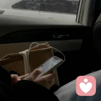 我以前会生气，会争，会想把话说清楚。 现在不会了。 因为我终于明白，有些人，不值得你浪费情绪。你有没有过这样的变化？以前被忽视，会不甘心； 被误解，会想解释； 被伤到，会忍不住争个对错。你会反复琢磨对方说过的话， 在脑子里一遍遍复盘， 甚至想好下一次见面要怎么“讲清楚”。可后来，你慢慢停下来了。不是因为你赢了， 也不是因为你放下了——而是因为你突然意识到一件事：这场关系，从一开始就不值得你这么认真。配图