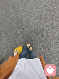 亲近你节日般光彩照人的面容，看惯你依然神秘、恬静、稚弱的躯体，倾听你絮絮细语或默默无言的生命交替，都算不上神秘的恩惠，同瞅着你在我无眠的怀中的甜睡简直无法比拟。因梦的免罪力量而奇迹般地重获童贞，像记忆选择的幸福那么宁谧明净，你将把你自己所有的生命驳岸给我。我陷入安静，将望见你存在的最后的海滩，也许初次看见你本人，正如上帝看见你那样，时间的虚幻给打破以后，没有了爱情，没有了我。配图