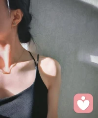 相处了这么久，我常常觉得自己从头到尾都像个天大的笑话。从前我毫无保留地接纳你的全部，包容你的脾气、迁就你的作息，可换来的却是一次又一次刻意隐瞒的谎言、已读却迟迟不回的消息，还有你那副可有可无、毫不在意的态度。这些细碎的失望像一根根细针，日复一日，慢慢扎碎了我所有满心的期待与滚烫的热情。


或许你从来都没有察觉，我是一个极度在意细节的人。那些在你眼里不值一提、芝麻大小的琐事，都会在我心底反复拉扯发酵，让我一次次陷在落空的情绪里自我内耗。我从来没有向你索取过物质与偏爱，只盼一份平等的真心，可你连最基本的坦诚与真诚都舍不得给我。这种隔着敷衍、满是虚伪的陪伴，我实在不想要了，也再也耗不起满腔热忱去迎合。我已经彻底看不到我们之间继续走下去的希望，更不想再无止境消耗委屈的自己。


我真的太累了，积攒了无数次失望后，也终于彻底心死。往后你的生活、你的世界，我不会再贸然打扰，也打算收回所有落在你身上的喜欢。我想停下来好好喘口气，找回丢失已久的自己，把完整的温柔与偏爱，重新还给我自己。配图