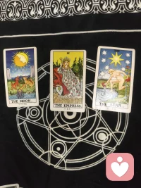 我是一名塔罗牌师，有需要的联系我！配图