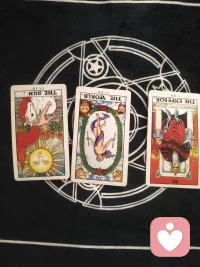 我是一名塔罗牌师，有需要的联系我！配图