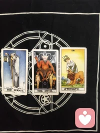 我是一名塔罗牌师，有需要的联系我！配图