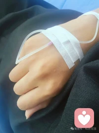 心脉受损

原来，心脉受损并非虚妄之言。当人陷入极致的难过之中，心脏真的会阵阵作痛，胸口好似被巨石紧压住，闷得喘不过气来。胃里也翻江倒海，忍不住呕吐。夜晚，会在睡梦中突然惊醒，身体不受控制地颤抖，反反复复，一次又一次。。

食欲消失得无影无踪，饭菜摆在面前却难以下咽。整个人坐也不是，站也不是，内心慌乱得仿佛狂风中的落叶。精神几近崩溃，每一次呼吸都像是有尖锐的针在刺痛着。
眼泪滑落，划过鼻梁，那酸涩又苦涩的滋味，大概只有亲身经历过这般痛苦的人，才能真切体会吧。配图