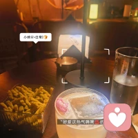 我相信你身边肯定有这样的人，就是明明心里在乎得要命，嘴上却硬是冷冰冰，明明想靠近你，却偏偏找各种理由推开你，还有明明关心你，却总摆出一副无所谓的样子。

你以为这是不够爱的表现，但真相可能恰恰相反。

爱一个人，不是只有“热烈奔赴”这一种方式。有些人像刺猬，越是害怕受伤，越要把自己蜷缩成一团，用全身的刺吓退想要靠近的人。他们的冷漠不是拒绝，而是为了保护自己。

在心理学上把这种心口不一的现象称为“反向形成”：越是渴望什么，越要用相反的行为来掩饰内心的不安。配图