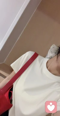 一个人下定决心放弃一段关系的时候，

会突然变得格外懂事。


不再主动热情，不再期待回应，

戒掉所有情绪依赖。遇事只就事论事，

内心再无波澜。


旁人只会觉得你变得体贴又大度，

只有自己心里清楚：

当再也不会因为对方一句话大喜大悲时，

就已经做好了随时抽身离开的准备。