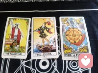 婚姻中最深的痛，不是出轨，而是不被看见。
你们有没有过那种感觉——
你在一段关系里拼了命地调和、解释、缓冲，恨不得把自己剖给对方看。
可是，在某一天你发现：
他可以跟所有人走心，却从来没跟你走心过。
他在别人面前有说有笑，有委屈、有愤怒、有细节。
但在你面前呢？
什么都不说。
原来不是不能，是没有意愿。

原来，在婚姻中，那些隐形的伤才是最痛的。面对那些摆在明面上的伤害，你可以恨，可以闹，可以离。
但那些看不见的，是一种持续的状态。
是你说话的时候他在看手机。
是你难过的时候他说你想多了。
是你想聊聊心里话的时候他说别想那些有的没的。
是他对你的世界，不感兴趣，也不想让你进入他的世界。
在亲密关系里，原本应该是相互支持相互依靠的两个人，却变成了有话却说不出口的关系。
很多时候，话到嘴边又咽回去了。
不是怕吵架，是觉得——他不会懂，也不想懂。于是什么都别说了。
这种痛苦是漫长而沉重的，就像穿着后棉衣走在水里，压抑得让人窒息。这不是你不理解我的委屈，是你根本不在意我的感受的空洞。
我宁愿他跟我吵架，至少说明他在听。
但他连吵架的兴致都没有。
分开以后，我把这样的绝望和委屈一遍一遍写下来，我慢慢发现：
他看不见我，不代表我不值得被看见。
他只是在亲密关系中没有这个能力——去感受另一半的需求，去倾听那些没有说出口的话。
这些年，我一直把这种需求的满足寄托在别人身上：他看不见我，我就以为是自己不够好。
不是的。
他看不见我，是他的问题。
而我，值得被看见。
很多年的感情，你从来没真正看见过我。
这句话我从来没有当面说过。大概也不会说了。
但写在这里，是我替自己说的。
我值得被看见。
不是因为他来不来看见我，是因为我决定看见自己。