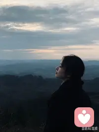 1.  倾听心声，治愈日常。

2. 接纳情绪，温柔自愈。

3. 心事有处安放，情绪自有归处。

4. 慢下来，听懂内心声音。

5. 无声陪伴，有力治愈。配图