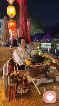 恐惧和焦虑的背面就是无比信任安全、安稳、放松与宁静，
无论正在经历那一面，其实另一面已同时存在，
它们是一不是二。
所以恐惧不再是恐惧，焦虑不再是焦虑，
而是在恐惧与焦虑中
看到感受到内在的安稳与和平。
表面看起来的发生不再重要，
发生只是发生，一切就已是圆满。
如此，身体就从紧绷中松下来，
心安了，外在就顺了！配图