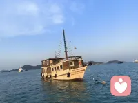 一个人最痛苦的事情之一，可能就是：认知已经走出了原来的阶层，
但现实还困在原地。
你开始看懂很多东西，
却暂时改变不了自己的处境。
你不认同身边的大多数观点，却又很难真正脱离前的环境。向下无法兼容，向上暂时无路，那种清醒，往往比无知更让人疲惫。
上不去下不来横在中间，真
的是要命
