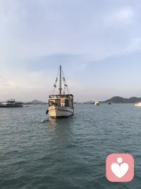一个人最痛苦的事情之一，可能就是：认知已经走出了原来的阶层，
但现实还困在原地。
你开始看懂很多东西，
却暂时改变不了自己的处境。
你不认同身边的大多数观点，却又很难真正脱离前的环境。向下无法兼容，向上暂时无路，那种清醒，往往比无知更让人疲惫。
上不去下不来横在中间，真
的是要命