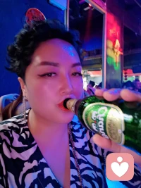 你知道吗，当你的压力大到快要崩溃的时候，不要和别人去讲，也不要觉得自己委屈，要像余华说的那样，在夜深人静的时候，把心掏出来自己缝缝补补，然后睡一觉，醒来又是信心百倍。
无人问津也好，技不如人也罢，你要试着安静下来，去做你该做的事，而不是让烦躁和焦虑，毀掉你本就不多的热情和定力。
心可以碎，手不能停，在崩溃中迎难而上，才是成年人该有的素养。