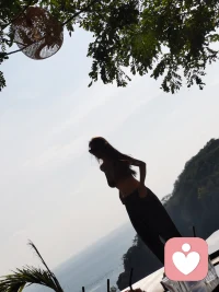 我其实已经很厉害了，一路跌跌撞撞，全靠自己撑过来。那些独自熬过来的苦，都在慢慢成就现在的我。往后好好爱自己，愿往后平安顺遂，日子皆甜。