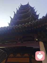 人这一生就是一个不断祛魅的过程。
当你再对事物与人产生不切实际的幻想时，
就会发现那些曾经让我们痴迷的东西其实也不过如此，
它们并不能真正填补内心的空缺，
只有建设自己的内心才能得到真正意义上的圆满。
余华说过：当你不再向外索取快乐，
开始向内治愈自己，人生才真正成熟。
外在的繁华与馈赠都是短暂的，
根本无法支撑我们的精神世界。
真正的圆满，从来不是依附外界，取悦他人，
而是静下心来沉淀自己，丰盈内心。将向外求转变成向内求。
万物皆有遗憾，唯有自渡方能圆满。外面的光再亮，也暖不到你骨子里。配图