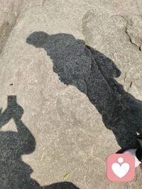 人这一生就是一个不断祛魅的过程。
当你再对事物与人产生不切实际的幻想时，
就会发现那些曾经让我们痴迷的东西其实也不过如此，
它们并不能真正填补内心的空缺，
只有建设自己的内心才能得到真正意义上的圆满。
余华说过：当你不再向外索取快乐，
开始向内治愈自己，人生才真正成熟。
外在的繁华与馈赠都是短暂的，
根本无法支撑我们的精神世界。
真正的圆满，从来不是依附外界，取悦他人，
而是静下心来沉淀自己，丰盈内心。将向外求转变成向内求。
万物皆有遗憾，唯有自渡方能圆满。外面的光再亮，也暖不到你骨子里。配图