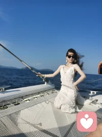 当我坠入谷底时，拉我上来的，
不是任何一双手。
是哲学接住了我的追问，
心理学翻译了我的眼泪，
艺术安放了那些无法言说的部分。
而最有力的，
是从废墟里长出来的那股黑色的生命力，
和那个被我弄丢很久，
又重新辨认出来的自己，
原来人能依靠的，
最后是那个终于肯站稳的自己。配图