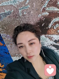 不要打坐，不要冥想，不要抄经，不要修行，你首先要做的，是去生活，你还没有资格打坐冥想抄经，你心里升腾着喧嚣，打坐冥想抄经只能让你混乱的内心更加喧嚣烦躁然后进入一种虚幻的假象的“美好空寂”，那是喧闹的极致，是喧闹的一体两面。你要做的仅仅是去生活，该吃饭吃饭，该睡觉睡觉，该玩耍玩耍，在生活的行住坐卧间，生活的繁复碎碎间沉淀，再沉淀。直到沉淀出一种内在的安静，此刻，你就可以去打坐冥想抄经了，我的意思是说，你可以去做任何事了。
​人们往往搞反了顺序，不是写字让人心静，看书让人心静，而是心静了就可以提笔写字了。就可以看进去书了。
​什么让你喧闹，你就放掉什么，抛弃什么，直到放到你可以心若无物的将其拿起。谁让你喧闹，你就让谁滚蛋。无论那个人是谁，让他从你的心里彻底滚蛋，直到你可以心无波澜的让他从你的世界穿过。
这是一条毁灭之道，是一条将自己彻底打碎的毁灭之道。毁灭的是你一切的执着。
废墟是养分，你将在那里重生。配图