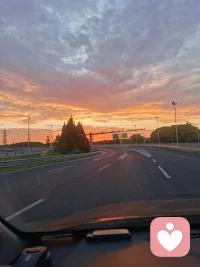 难走的路走了一程又一程 难听的话听了一句又一句 我早已没心思与人周旋博弈 只想以平和之心 接纳所有世事浮沉配图
