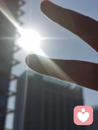 激励我很久的一段话：一个人使劲踮起脚尖，靠近太阳的时候，全进界都挡不住他的阳光。
 
也许你现在正经历着最艰难的时光，但请一定不要忘记自己的勇敢。我知道你也是很 过、伤心过、崩溃过，怀疑过自己，也焦虑过未来。
 
不管怎样，请一定记得把自己照顾好，多给自己一点信心，多给未来一点期待。关关难过关关过，长路漫漫亦灿烂，终有一天，你会迎来属于自己的高光时刻！
 
很久前听过的一段话：人生的至暗时刻，大道理没用，鸡汤没用，蛋糕可乐奶茶火锅都没用，甚至家人和朋友们的爱也只能减缓焦虑却不能击退黑暗。
 
真正把我从深渊里拉出来的，是我自己。没有人知道那段时光里我经历了什么，一分一秒熬过去之后，就已经不是从前那个自己了。
 
这个世界上，最困难的时候，往往只有自己能把自己从泥潭中拉出来。没有人能替你承受痛苦，也没有人能替你感受幸福。
 
生活不可能像你想象得那么好，但也不会像你想象得那么糟，人的脆弱和坚强都超乎自己的想象。
 
有时，我可能脆弱得一句话就泪流满面;有时，也发现自己咬着牙走了很长的路。
 
最近看到一段话希望可以鼓励到你：我知道你最近很累，是那种看不见的，身体上和精神上的疲惫感，但是请你一定要坚持下去。
 
就算无人问津也好，技不如人也好，千万别让烦躁和焦虑毁了你本就不多的热情和定力。别贪心，我们不可能什么都有，也别灰心，我们不可能什么也没有。
 
后来我开始穿的整整齐齐，漂漂亮亮，住所也打扫的干干净净，不再抱怨，不再邋遢，不再无所事事。
 
遇到了问题就想着去解决，开始去开导自己，开始去了很多地方，话变得越来越少，与自己相处的每一秒都很开心；
 
开始主动与人打招呼，开始清除掉不必要的东西，开始自己去做出每一个决定，开始为每一个决定拼尽全力。配图