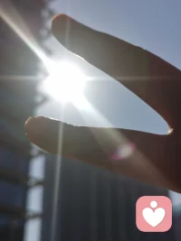 《人民日报》：“人生就像爬山，它的意义不只在于你最终爬到了哪个高度，更在于你一路所看到的风景。别着急让生活一下子给予你所有的答案。做好自己，耐心等待，总会有美好与你不期而遇。”

生活的真正魅力，恰恰在于它的不按常理出牌。人生最厚重的馈赠，往往出现在你的计划之外。

那些让你顿悟的瞬间，改变你方向的遇见，很少是刻意求来的。它们如山间忽然而至的清风，总在你专注于脚下的路时，与你不期而遇。

过于精细的计划，有时反而会框住生命的无限可能。

当你将全部心力用于计算得失，视线就会聚焦于唯一的目标。可生活准备的礼物，往往就放在目标的咫尺之遥。

真正的从容，始于对过程的臣服，而非对结果的执着。

当你不再和未来较劲，而是沉下心来，专注打磨好当下的自己，便进入了更开放的生命状态。命运抛来的机遇，你都能稳稳接住。

人生的修行，在于少眺望终点，多走好脚下的路。

少问“还要走多远”，多问“怎么走好这一步”。当你停止向外索要答案，转而向内耕耘自己，你会发现，你要的答案，已在来的路上。

请以开放的心态，迎接所有未知。别把它视为威胁，就当一场惊喜的探索。

终有一天你会明白：所有不期而遇的灿烂，都是时光对认真活在当下的你，最好的奖励。配图