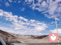从来没有什么文案能让我共情，直到一个很普通的下午我看到了这句：“我们终于长到这般年岁，上可共情长辈的沧桑，下可理解少年的鋒芒，对有情的人有情，对无情的人无情，对共情的人共情”。我看着这段话，听着背景音乐沉思了好久，突然发现我好像真的到了这般年岁。所有的一切好像也都能理解，也都能接受…配图