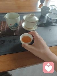 以前传统男权主导，男女身份分工固化。
男主外、女主内，男性掌握经济与话语权，女性依附家庭。
当下观念碰撞拉扯，诉求冲突、对立凸显。
女性：要平等权利，又难完全摆脱传统婚恋红利期待。
​男性：仍被要求“养家兜底”，同时反感被全盘否定。
未来褪去性别标签，权责对等、人格平等，各司所愿、彼此尊重，走向理性平和平权。
 结婚率继续降、离婚率趋稳，单身、丁克、多元家庭被包容。
​生育不再是女性“必选项”，而是自主选择+社会共担 。
男性不必再硬扛“强者”人设，示弱、顾家、表达情感被接纳。配图