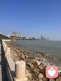 慢慢来，日子会慢慢甜的我总对自己这样说，就是前段时间嘛总觉得生活一团乱，夜里常常失眠，对着窗外发呆，觉得好像什么事都做不好。

某天傍晚下楼散步，看见隔壁一位阿婆坐在长椅上，慢悠悠地整理手里的干花。我站在一旁看了许久，她笑着和我搭话：“谁都有走得慢的时候，不用逼自己跑太快。”

是啊，人生不是冲刺赛。允许自己偶尔低落，允许脚步放慢。风雨会停，乌云会散，那些当下觉得跨不过去的坎，终会变成身后平坦的路。好好善待自己，时间会把温柔和惊喜，一点点送到你身边。