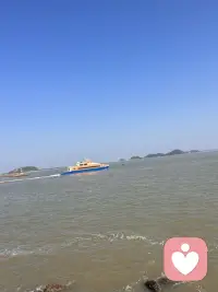 慢慢来，日子会慢慢甜的我总对自己这样说，就是前段时间嘛总觉得生活一团乱，夜里常常失眠，对着窗外发呆，觉得好像什么事都做不好。

某天傍晚下楼散步，看见隔壁一位阿婆坐在长椅上，慢悠悠地整理手里的干花。我站在一旁看了许久，她笑着和我搭话：“谁都有走得慢的时候，不用逼自己跑太快。”

是啊，人生不是冲刺赛。允许自己偶尔低落，允许脚步放慢。风雨会停，乌云会散，那些当下觉得跨不过去的坎，终会变成身后平坦的路。好好善待自己，时间会把温柔和惊喜，一点点送到你身边。