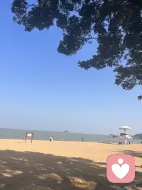 慢慢来，日子会慢慢甜的我总对自己这样说，就是前段时间嘛总觉得生活一团乱，夜里常常失眠，对着窗外发呆，觉得好像什么事都做不好。

某天傍晚下楼散步，看见隔壁一位阿婆坐在长椅上，慢悠悠地整理手里的干花。我站在一旁看了许久，她笑着和我搭话：“谁都有走得慢的时候，不用逼自己跑太快。”

是啊，人生不是冲刺赛。允许自己偶尔低落，允许脚步放慢。风雨会停，乌云会散，那些当下觉得跨不过去的坎，终会变成身后平坦的路。好好善待自己，时间会把温柔和惊喜，一点点送到你身边。