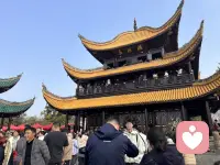 慢慢发现，很多心理内耗都源于想太多。反复揣摩他人的一句话，纠结已经发生的事，脑补无数种未到来的结果，思绪被困在原地，身心都跟着疲惫。生活本就琐碎，别让多余的思虑困住脚步。学会及时止损，放下执念，减少胡思乱想。专注当下，少比较、少猜忌、少纠结。内心安稳，日子才能过得从容自在。稳住心态，好好生活，便是最好的状态。