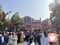 慢慢发现，很多心理内耗都源于想太多。反复揣摩他人的一句话，纠结已经发生的事，脑补无数种未到来的结果，思绪被困在原地，身心都跟着疲惫。生活本就琐碎，别让多余的思虑困住脚步。学会及时止损，放下执念，减少胡思乱想。专注当下，少比较、少猜忌、少纠结。内心安稳，日子才能过得从容自在。稳住心态，好好生活，便是最好的状态。