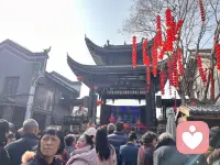 慢慢发现，很多心理内耗都源于想太多。反复揣摩他人的一句话，纠结已经发生的事，脑补无数种未到来的结果，思绪被困在原地，身心都跟着疲惫。生活本就琐碎，别让多余的思虑困住脚步。学会及时止损，放下执念，减少胡思乱想。专注当下，少比较、少猜忌、少纠结。内心安稳，日子才能过得从容自在。稳住心态，好好生活，便是最好的状态。
