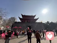 慢慢发现，很多心理内耗都源于想太多。反复揣摩他人的一句话，纠结已经发生的事，脑补无数种未到来的结果，思绪被困在原地，身心都跟着疲惫。生活本就琐碎，别让多余的思虑困住脚步。学会及时止损，放下执念，减少胡思乱想。专注当下，少比较、少猜忌、少纠结。内心安稳，日子才能过得从容自在。稳住心态，好好生活，便是最好的状态。