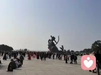 慢慢发现，很多心理内耗都源于想太多。反复揣摩他人的一句话，纠结已经发生的事，脑补无数种未到来的结果，思绪被困在原地，身心都跟着疲惫。生活本就琐碎，别让多余的思虑困住脚步。学会及时止损，放下执念，减少胡思乱想。专注当下，少比较、少猜忌、少纠结。内心安稳，日子才能过得从容自在。稳住心态，好好生活，便是最好的状态。