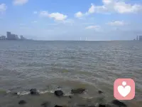 人生不必时时刻刻步履匆匆，也不用强迫自己追赶旁人的节奏。我们总会被现实的焦虑裹挟，纠结过往的遗憾，担忧遥远的晚年，在日复一日的精打细算里消耗内心的温柔。

其实平凡的生活本就没有标准答案。有人热衷于积攒底气，有人选择活在当下尽兴度日，两种生活方式从来不分高低。

允许自己偶尔松弛，接纳当下所有的不如意。不必苛求事事圆满，慢慢沉淀，好好谋生也好好养心。安稳走好眼前的每一段路途，时间终会回馈温柔，抚平心底所有浮躁与不安。慢下来，好好对待自己
