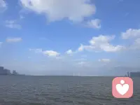 人生不必时时刻刻步履匆匆，也不用强迫自己追赶旁人的节奏。我们总会被现实的焦虑裹挟，纠结过往的遗憾，担忧遥远的晚年，在日复一日的精打细算里消耗内心的温柔。

其实平凡的生活本就没有标准答案。有人热衷于积攒底气，有人选择活在当下尽兴度日，两种生活方式从来不分高低。

允许自己偶尔松弛，接纳当下所有的不如意。不必苛求事事圆满，慢慢沉淀，好好谋生也好好养心。安稳走好眼前的每一段路途，时间终会回馈温柔，抚平心底所有浮躁与不安。慢下来，好好对待自己