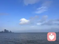人生不必时时刻刻步履匆匆，也不用强迫自己追赶旁人的节奏。我们总会被现实的焦虑裹挟，纠结过往的遗憾，担忧遥远的晚年，在日复一日的精打细算里消耗内心的温柔。

其实平凡的生活本就没有标准答案。有人热衷于积攒底气，有人选择活在当下尽兴度日，两种生活方式从来不分高低。

允许自己偶尔松弛，接纳当下所有的不如意。不必苛求事事圆满，慢慢沉淀，好好谋生也好好养心。安稳走好眼前的每一段路途，时间终会回馈温柔，抚平心底所有浮躁与不安。慢下来，好好对待自己