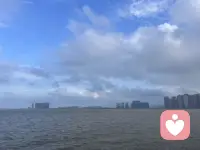 人生不必时时刻刻步履匆匆，也不用强迫自己追赶旁人的节奏。我们总会被现实的焦虑裹挟，纠结过往的遗憾，担忧遥远的晚年，在日复一日的精打细算里消耗内心的温柔。

其实平凡的生活本就没有标准答案。有人热衷于积攒底气，有人选择活在当下尽兴度日，两种生活方式从来不分高低。

允许自己偶尔松弛，接纳当下所有的不如意。不必苛求事事圆满，慢慢沉淀，好好谋生也好好养心。安稳走好眼前的每一段路途，时间终会回馈温柔，抚平心底所有浮躁与不安。慢下来，好好对待自己