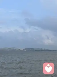 人生不必时时刻刻步履匆匆，也不用强迫自己追赶旁人的节奏。我们总会被现实的焦虑裹挟，纠结过往的遗憾，担忧遥远的晚年，在日复一日的精打细算里消耗内心的温柔。

其实平凡的生活本就没有标准答案。有人热衷于积攒底气，有人选择活在当下尽兴度日，两种生活方式从来不分高低。

允许自己偶尔松弛，接纳当下所有的不如意。不必苛求事事圆满，慢慢沉淀，好好谋生也好好养心。安稳走好眼前的每一段路途，时间终会回馈温柔，抚平心底所有浮躁与不安。慢下来，好好对待自己