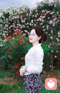 我在认真听，你慢慢说。这种感受真的不好受，我陪着你。
​
想哭就哭出来，不用硬撑。等你平复些，我们再一起想办法，我一直都在。
​
你已经很棒了，别揪着小失误否定自己。你踏实又真诚，在我心里超靠谱。
​
不用急着“好起来”，我陪你待一会儿，等你想走了再一起走。配图