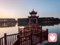 湖边一隅：一场与自己的温柔对话
 
心理咨询师 相知相守 2026年7月4日 星期六
 
清晨的阳光透过窗帘的缝隙洒在脸上，我揉了揉惺忪的睡眼，决定去湖边散散心。背上简单的行囊，踏上了通往湖边的小径。
 
小径两旁是茂密的树林，鸟儿在枝头欢快地歌唱，仿佛在欢迎我的到来。微风拂过，树叶沙沙作响，带来阵阵清凉。我深吸一口气，空气中弥漫着泥土和花草的清香，让人心旷神怡。
 
走着走着，眼前豁然开朗，一片湛蓝的湖水映入眼帘。湖水清澈见底，鱼儿在水中自由自在地游弋。湖面上波光粼粼，宛如撒满了碎金。我找了一块平整的石头坐下，静静地看着湖水，思绪渐渐飘远。
 
回想起最近的生活，忙碌的工作、琐碎的家务、复杂的人际关系，让我感到身心俱疲。而此刻，置身于这宁静的湖边，所有的烦恼似乎都烟消云散了。我闭上眼睛，感受着阳光的温暖、微风的轻柔、湖水的清凉，仿佛与大自然融为一体。
 
过了一会儿，我站起身来，沿着湖边漫步。湖边有许多野花，五颜六色，争奇斗艳。我俯下身，轻轻抚摸着一朵小花，感受着它的柔软和芬芳。不远处，有几只野鸭在水中嬉戏，它们时而潜入水中，时而浮出水面，溅起朵朵水花。我拿出相机，记录下这美好的瞬间。
 
走着走着，我发现了一个小亭子。亭子建在湖边，四周环绕着柳树。我走进亭子，坐在长椅上，欣赏着湖边的美景。柳树的枝条随风摇曳，仿佛在向我招手。湖面上，几只小船缓缓驶过，船上的人们欢声笑语，享受着这美好的时光。
 
不知不觉中，太阳已经西斜。我站起身来，准备离开。回望着这片美丽的湖水，心中充满了感激。这次湖边之旅，让我暂时忘却了生活的烦恼，重新找回了内心的宁静。
 
在回家的路上，我决定以后要经常来湖边走走，让大自然的力量治愈我的心灵。我相信，只要心中有爱，生活就会充满阳光。
 
💬 心理咨询师的话：
 
亲爱的朋友们，当你感到疲惫、焦虑或迷茫时，不妨给自己一个“出走”的机会。不需要去远方，哪怕只是家附近的公园、湖边或山间，让大自然成为你的“心灵疗愈师”。
 
三个小建议，送给正在阅读的你：
 
1️⃣ 放下手机，专注当下——用五感去体验：看湖水的颜色、听鸟鸣的声音、闻花草的香气、感受风的温度。
 
2️⃣ 允许自己“什么都不做”——不必规划行程，不必拍照打卡，只是静静地坐着，让思绪自由流淌。
 
3️⃣ 把自然带回家——哪怕只是捡一片落叶、拍一张照片，都能成为日后疲惫时的“心灵锚