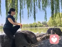 静坐湖畔，风拂垂柳，水映荷香。这一刻，快门按下的是无需言语的疗愈——湍急的思绪像被柔光过滤的湖水，棱角悄然消融，只余澄澈的涟漪。看那荷花亭亭，恰似内心被温柔照见的情绪；垂柳轻点水面，像极了接纳与觉察的触角。湖不语，却教会我们：真正的宁静，是心湖深处风止水澄的自察。愿这份被镜头定格的湖光，成为你我共有的“心灵长曝光”——让焦虑在静谧中沉淀，让力量在自然里生长。