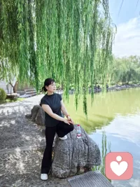 静坐湖畔，风拂垂柳，水映荷香。这一刻，快门按下的是无需言语的疗愈——湍急的思绪像被柔光过滤的湖水，棱角悄然消融，只余澄澈的涟漪。看那荷花亭亭，恰似内心被温柔照见的情绪；垂柳轻点水面，像极了接纳与觉察的触角。湖不语，却教会我们：真正的宁静，是心湖深处风止水澄的自察。愿这份被镜头定格的湖光，成为你我共有的“心灵长曝光”——让焦虑在静谧中沉淀，让力量在自然里生长。