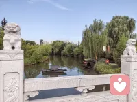 静坐湖畔，风拂垂柳，水映荷香。这一刻，快门按下的是无需言语的疗愈——湍急的思绪像被柔光过滤的湖水，棱角悄然消融，只余澄澈的涟漪。看那荷花亭亭，恰似内心被温柔照见的情绪；垂柳轻点水面，像极了接纳与觉察的触角。湖不语，却教会我们：真正的宁静，是心湖深处风止水澄的自察。愿这份被镜头定格的湖光，成为你我共有的“心灵长曝光”——让焦虑在静谧中沉淀，让力量在自然里生长。