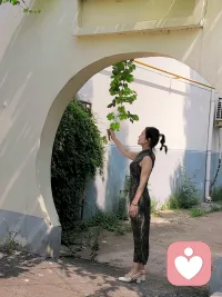 葡萄架上，串串果实沉甸甸挂着，像攒了满架的悄悄话。当生活用丰收的样子拥抱你，别急着摘取，先学着像葡萄藤那样——深深扎根，静静倾听阳光的暖、雨露的润、风的絮语。那些藏在果实里的甜，是时光沉淀的礼物，也是耐心倾听的回响。愿我们都能在喧嚣里，守住这份静待的温柔，让每一份心事，都像葡萄一样，慢慢熟成最饱满的模样。