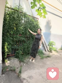葡萄架上，串串果实沉甸甸挂着，像攒了满架的悄悄话。当生活用丰收的样子拥抱你，别急着摘取，先学着像葡萄藤那样——深深扎根，静静倾听阳光的暖、雨露的润、风的絮语。那些藏在果实里的甜，是时光沉淀的礼物，也是耐心倾听的回响。愿我们都能在喧嚣里，守住这份静待的温柔，让每一份心事，都像葡萄一样，慢慢熟成最饱满的模样。